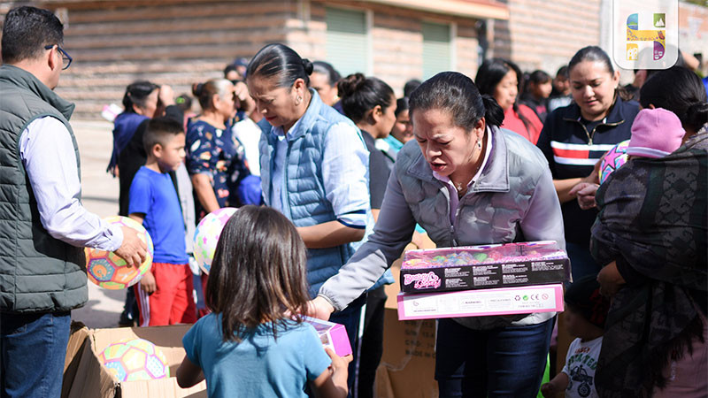 Jeovana Alcántar, entregó juguetes y cobijas en algunas colonias y comunidades del municipio de Ciudad Hidalgo 