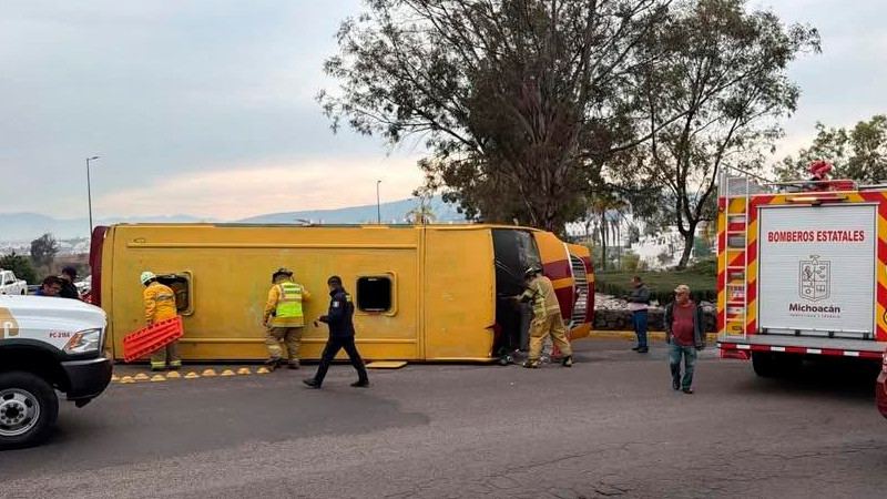 Vuelca camión de pasajeros en Morelia, Michoacán; 15 personas resultan levemente lesionadas 