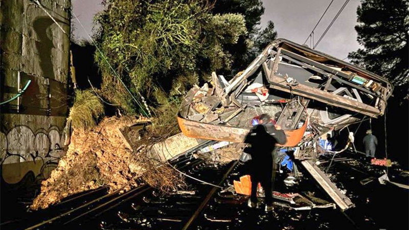 Accidente ferroviario deja un conductor fallecido y más de 30 heridos en Barcelona, España 