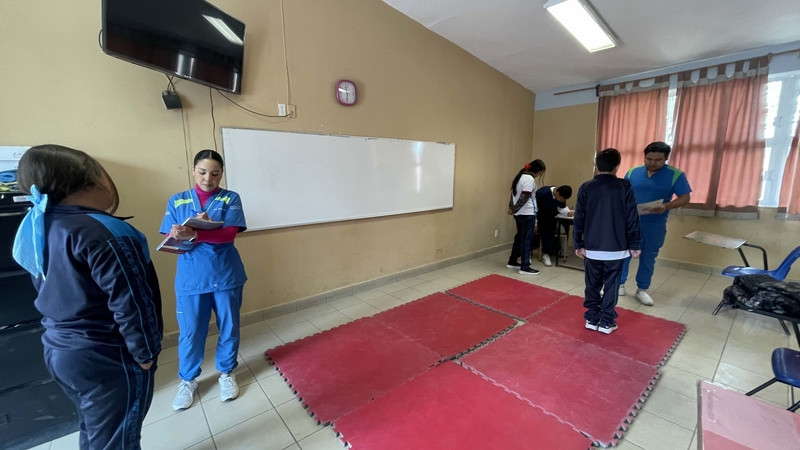 Promueven estudiantes de la UP Santa Rosa salud física en alumnos de secundaria 