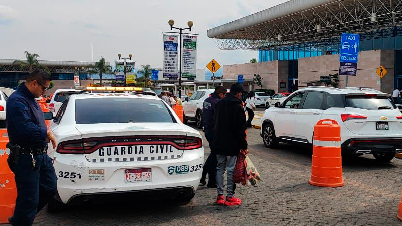 Hombre desorientado es auxiliado por la GC en la carretera Morelia-Salamanca 