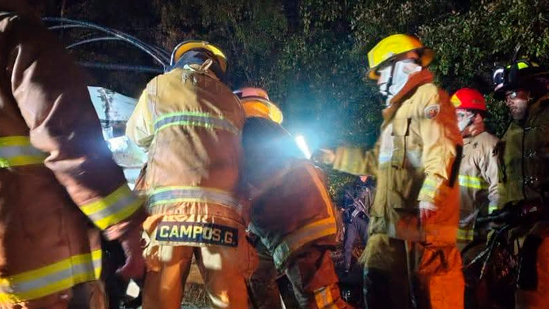 Aumenta a siete el número de muertos tras accidente en la Uruapan-Carapan 