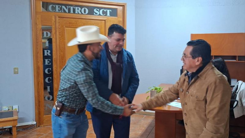 Humberto Jiménez Solís gestiona más caminos artesanales para comunidades originarias de Los Reyes, Michoacán 