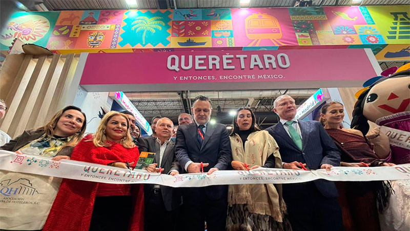 Acompaña la presidenta municipal de Pinal de Amoles a Mauricio Kuri en el corte de listón del stand de Querétaro en la FITUR 2026 