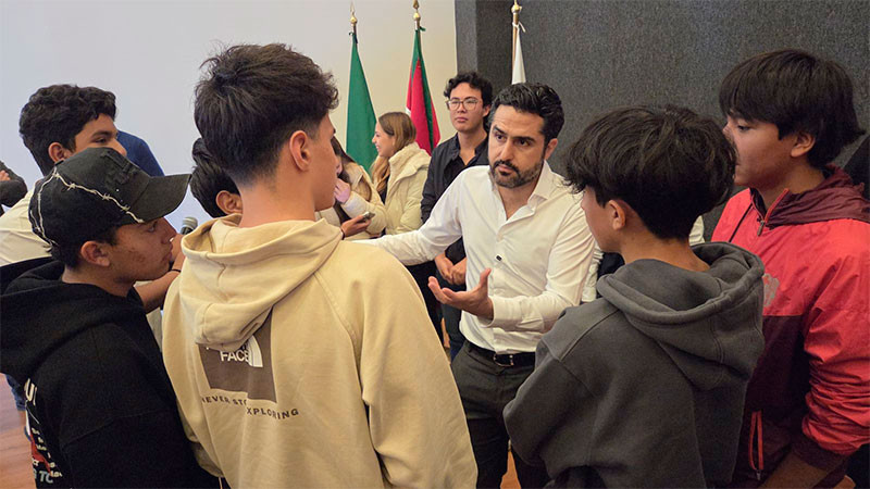 Se reúne Agustín Dorantes con estudiantes de Universidad Privada de Querétaro para hablar de la organización política de México 