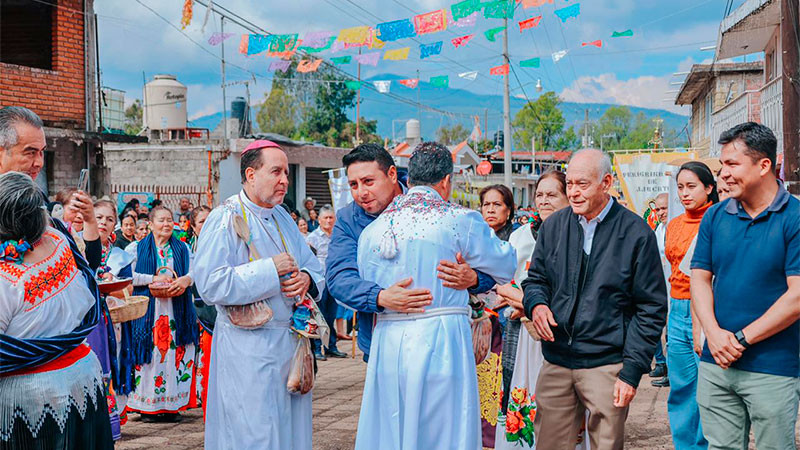 Zirahuén da la bienvenida a su nuevo párroco con respaldo de Dayana Pérez 