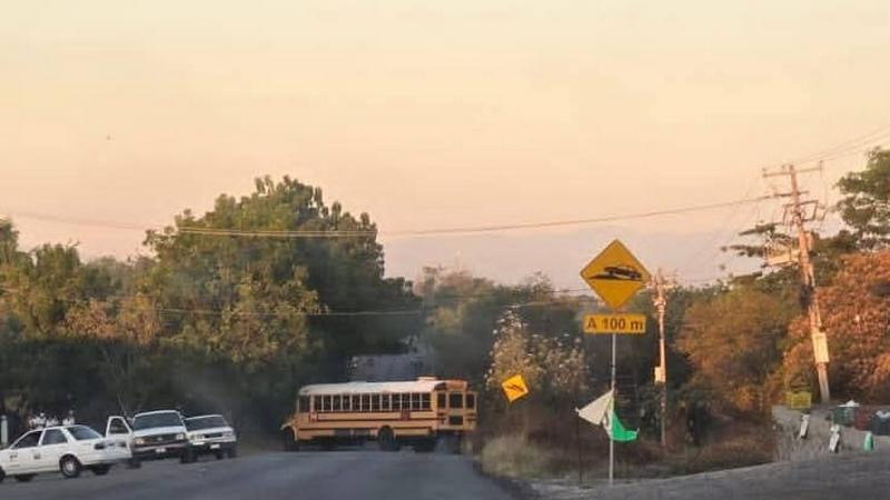 Reportan bloqueos carreteros en la Apatzingán-Buenavista tras captura de "El Bótox" 