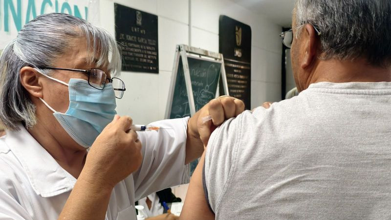 IMSS Querétaro invita a la población a vacunarse contra la influenza y COVID-19 