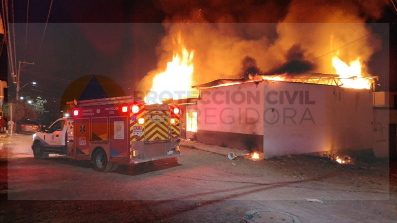 Incendio consume taller mecánico en la colonia Valle de Aragón de Corregidora, Querétaro 