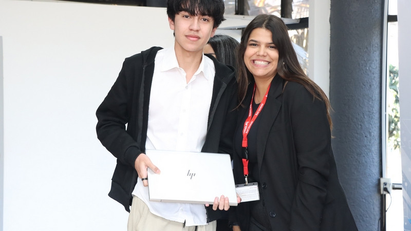 Entregan computadoras a estudiantes de la UT San Juan 