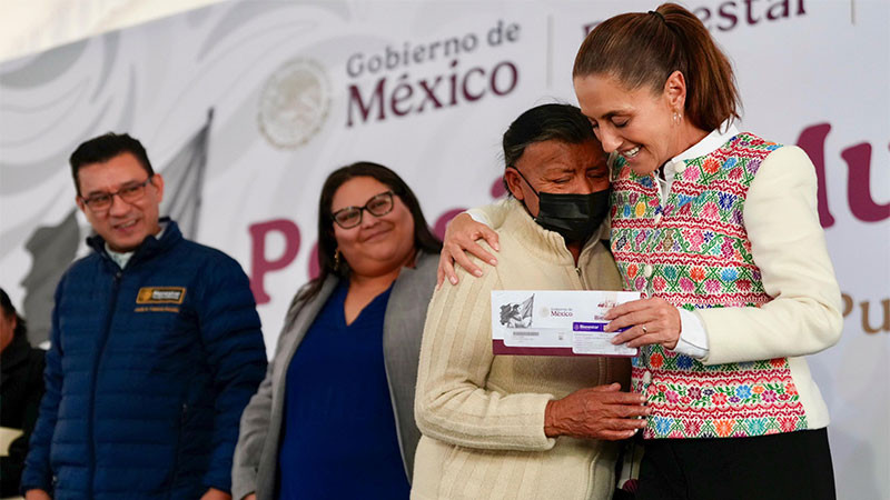 Entrega Sheinbaum las tarjetas del Programa Pensión Mujeres Bienestar en Puebla a mexicanas en reconocimiento a su labor en las familias  