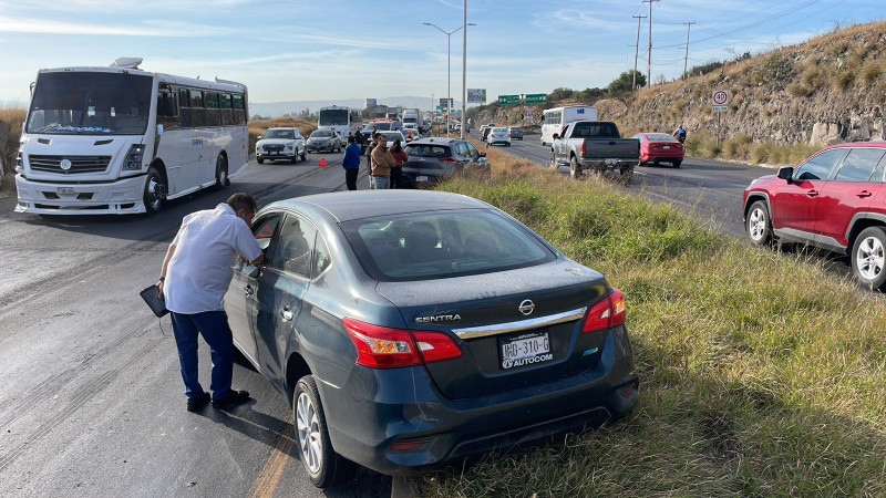 Choque por alcance termina en volcadura en el libramiento Norponiente de Querétaro 