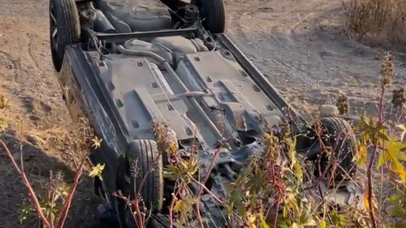 Sale del camino y vuelca en el anillo vial Fray Junípero Serra de Querétaro  