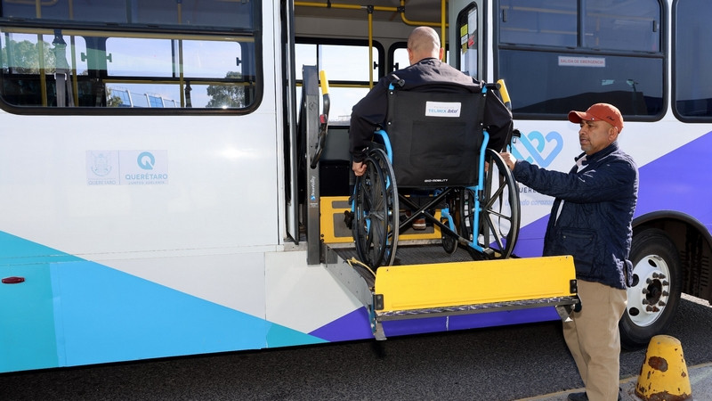 Ofrece SEDIF Querétaro movilidad digna por medio del transporte especializado 