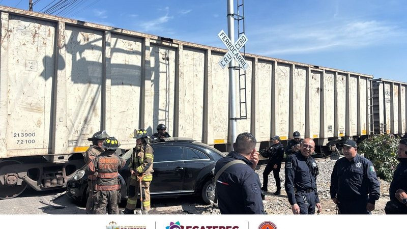 Coche intenta ganarle el paso al tren y termina embestido en Ecatepec; hay un lesionado 