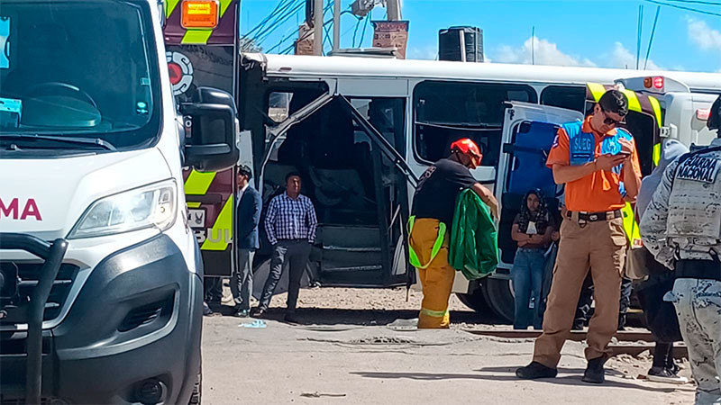 Choque entre tren y camión urbano deja 10 lesionados en la comunidad San Juan de la Vega en Celaya, Guanajuato 