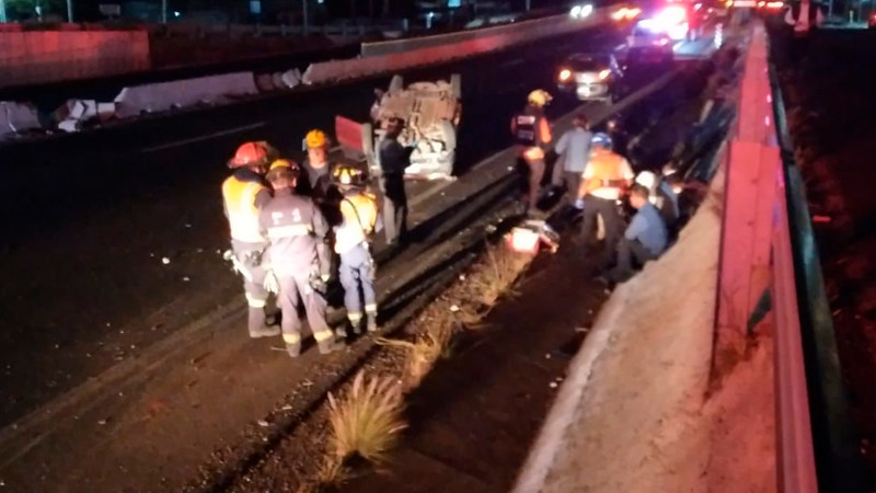 Volcadura en libramiento Paseo de la República, en Querétaro capital  