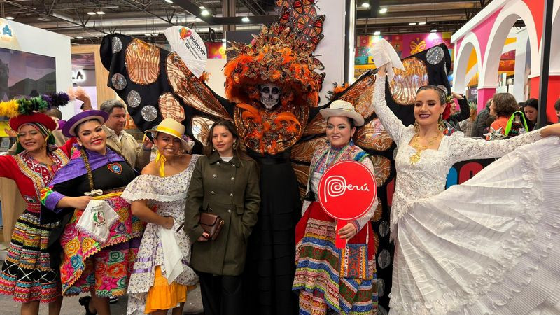 Catrina Monarca de la Sectur enamora al turismo europeo en la Fitur 2026 