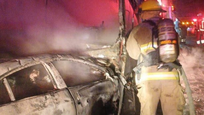 Coche invade carril contrario y se estrella contra camión de pasajeros en Morelos; hay 4 muertos 