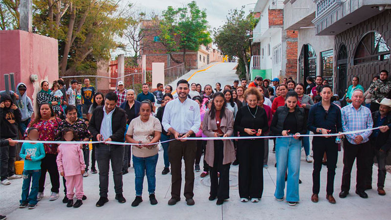 Alexis Velázquez inaugura rehabilitación integral de la calle Miguel Hidalgo en La Estancia de Huandacareo, Michoacán 