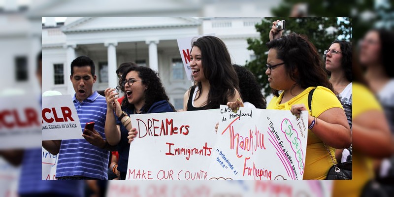 Jóvenes indocumentados “no deberían preocuparse mucho” por ser deportados: Trump 