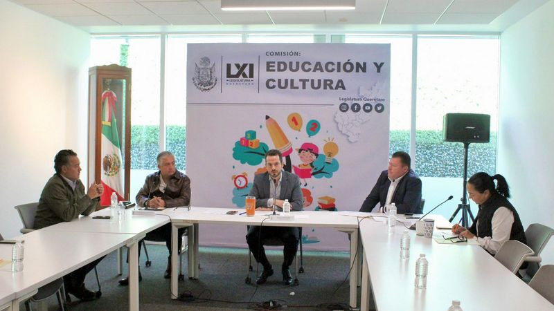 Legisladores de Querétaro buscan que alumnas embarazadas y alumnos con paternidad culminen sus estudios 