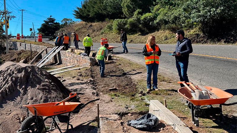 Realiza recorrido la alcaldesa de Pinal de Amoles en la construcción de andadores peatonales en La Cañada y Tejamanil 