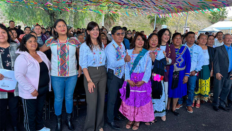 Gaby Molina entrega equipamiento a escuelas indígenas de Michoacán 