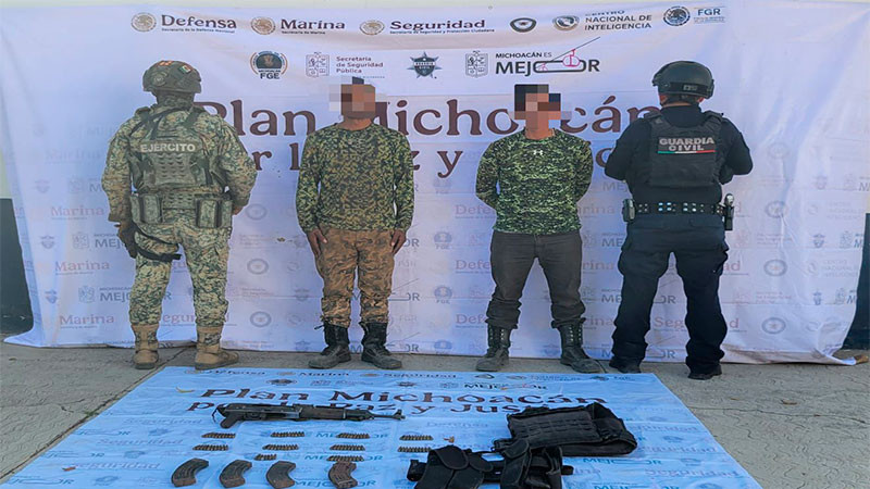 La SSP asegura arma, explosivos e incinera plantas de hierba verde; hay 2 detenidos, en Apatzingán, Michoacán 