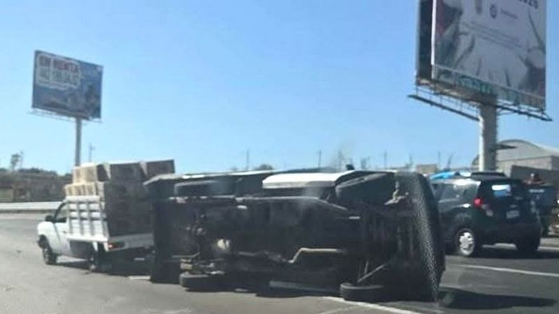 Vuelca camioneta en la México-Querétaro 