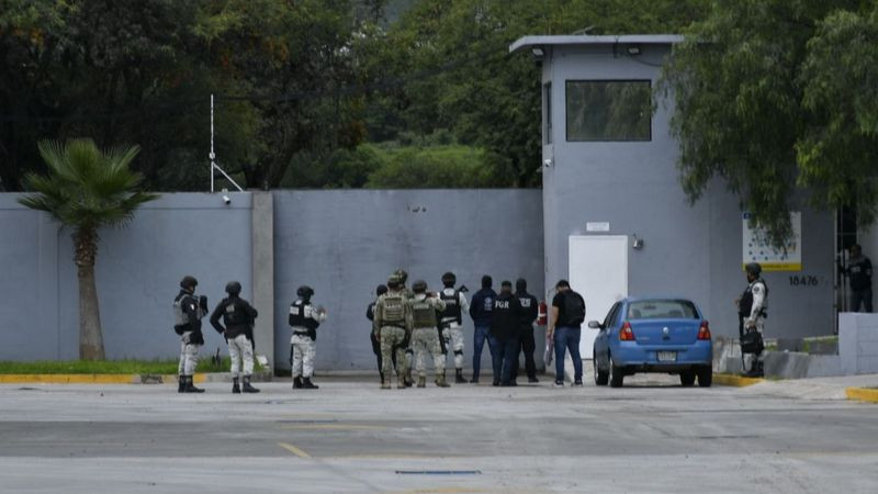 Golpe al robo vehicular en Querétaro: FGR asegura 110 autos en cateo en Corregidora 