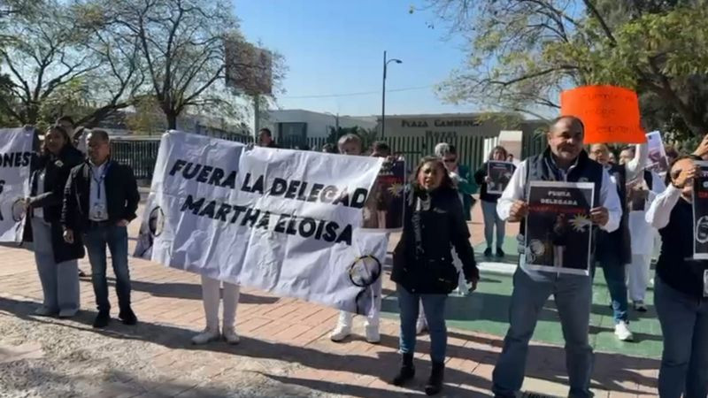 Se manifiestan empleados del IMSS en Querétaro; exigen restitución de compañeros despedidos  