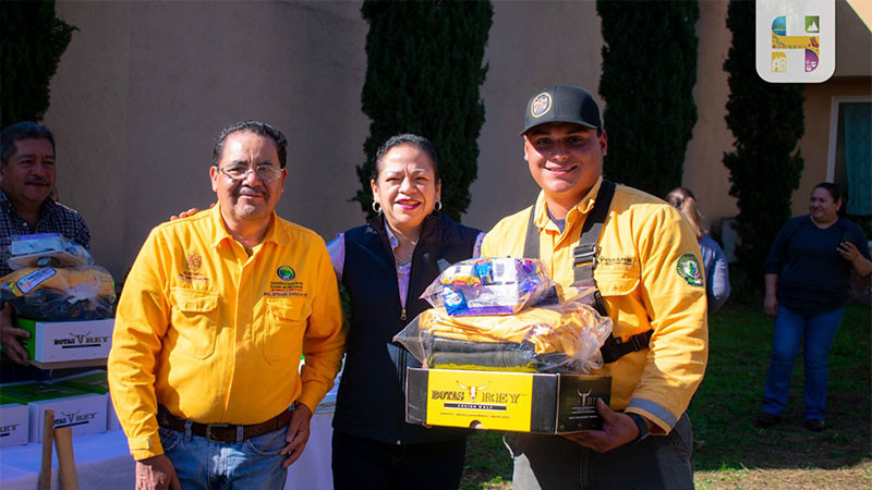 Jeovana Alcántar, realizó la Entrega de Prendas de Protección Personal, Herramientas y Accesorios, para la Brigada de Protección de Manejo del Fuego de Ciudad Hidalgo, Michoacán 