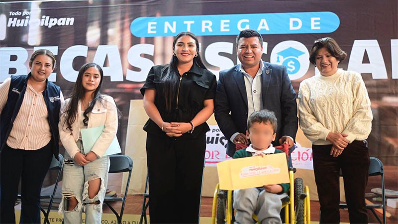 Encabeza el alcalde de Huimilpan la entrega de becas escolares del programa “Todo por la Educación” 