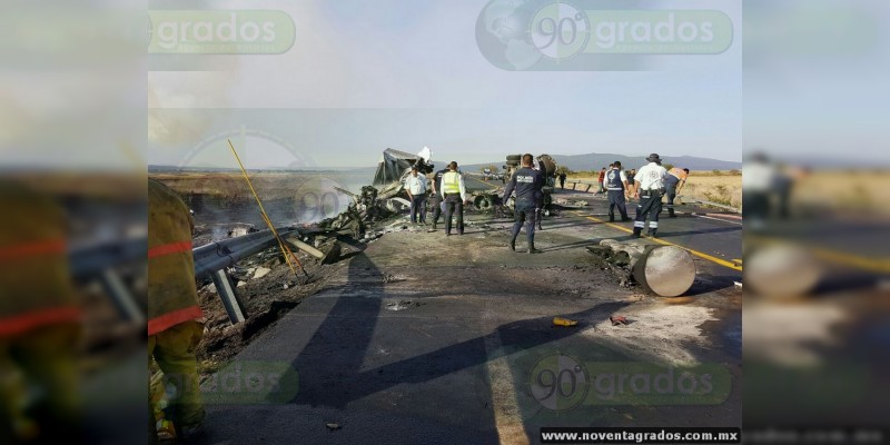 Chocan tráileres en la carretera Morelia-Salamanca; hay dos muertos - Foto 2 