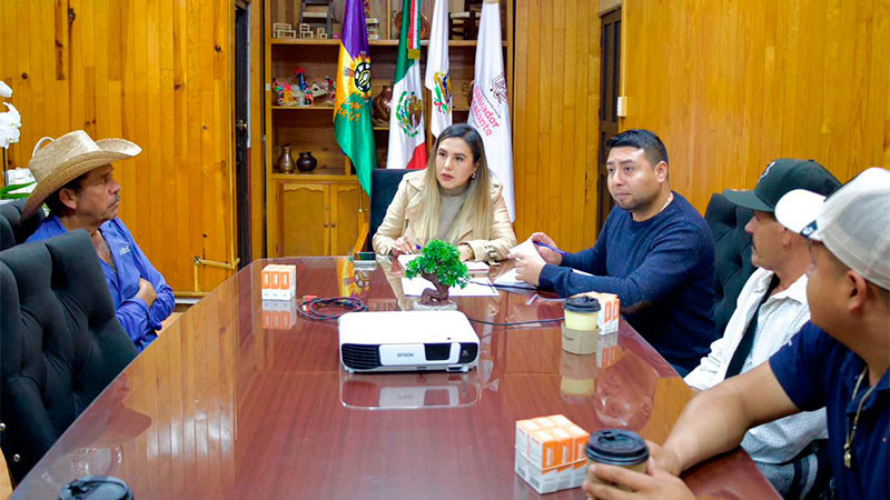 Refuerza Dayana Pérez atención en salud con entrega de antiveneno en comunidades de Salvador Escalante 