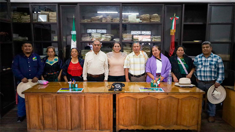 Alma Mireya González Sánchez toma protesta a nuevos Jefes de Tenencia de Santa Fe de la Laguna 
