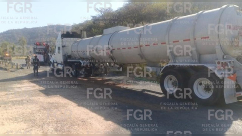 Cae chofer con 31 mil litros de diésel ilegal en carretera de Michoacán 