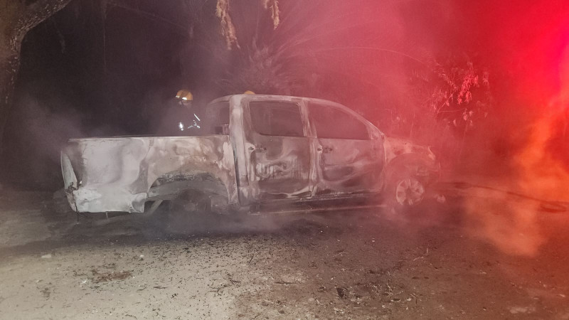 Incendio de vehículo obliga despliegue de bomberos en Celaya, Guanajuato 