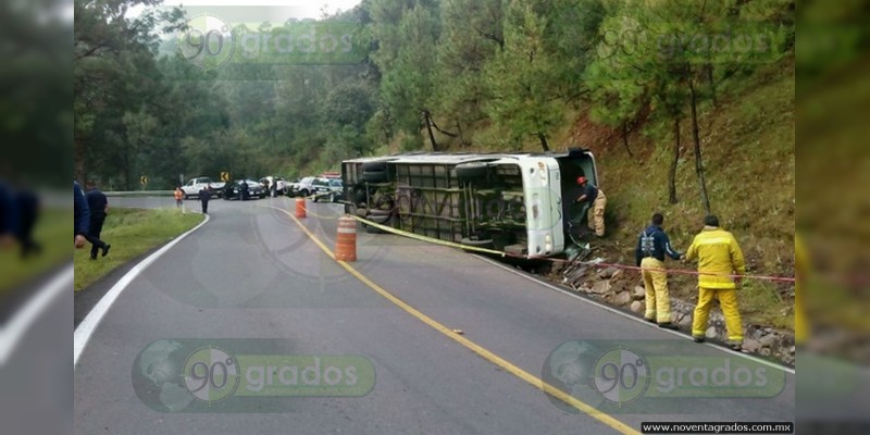 Dos muertas y 30 heridos deja volcadura de autobús en Cancún, Quintana Roo 