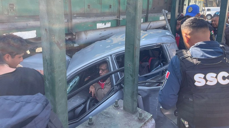 Tren arrolla vehículo en la Ciudad de México; un adulto mayor resultó prensado 