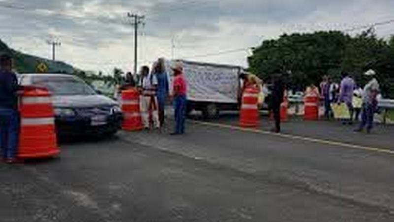 Comuneros de Pomaro bloquean la Carretera Costera del Pacífico por incumplimientos en materia de salud 