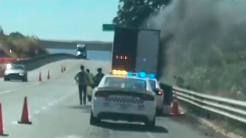 Se incendia tráiler en la Siglo XXI, en la desviación a Ziracuaretiro; solo hubo daños materiales  