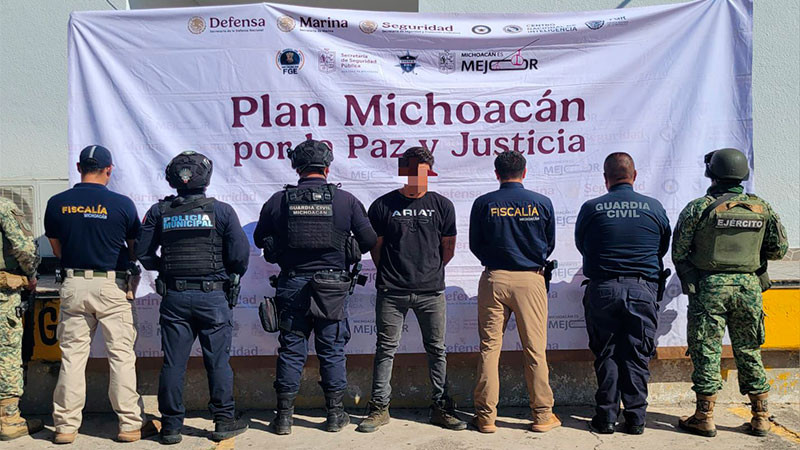 En Apatzingán, Michoacán: Detienen a un sujeto que viajaban en una camioneta robada; resultó tener dos órdenes de aprehensión por robo y homicidio  