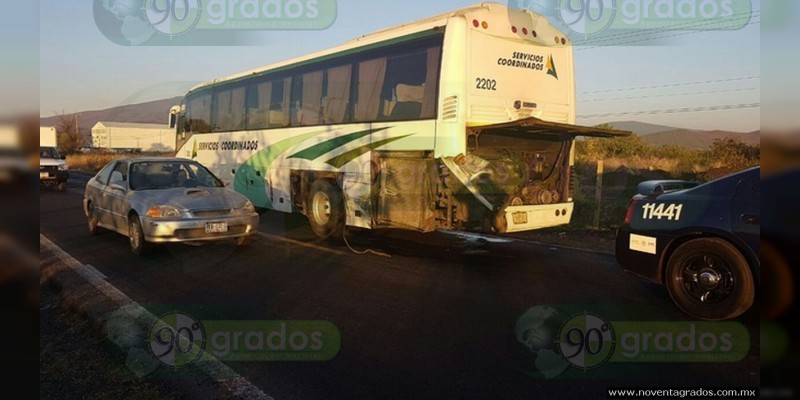 Chocan camión y autobús de pasajeros en la Zamora - La Piedad - Foto 0 