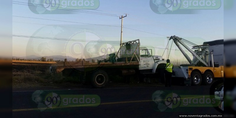 Chocan camión y autobús de pasajeros en la Zamora - La Piedad - Foto 1 