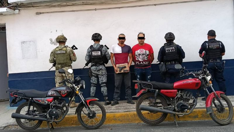 Detienen en Uruapan, Michoacán, a par de sujetos en posesión de un arma y moto robada  