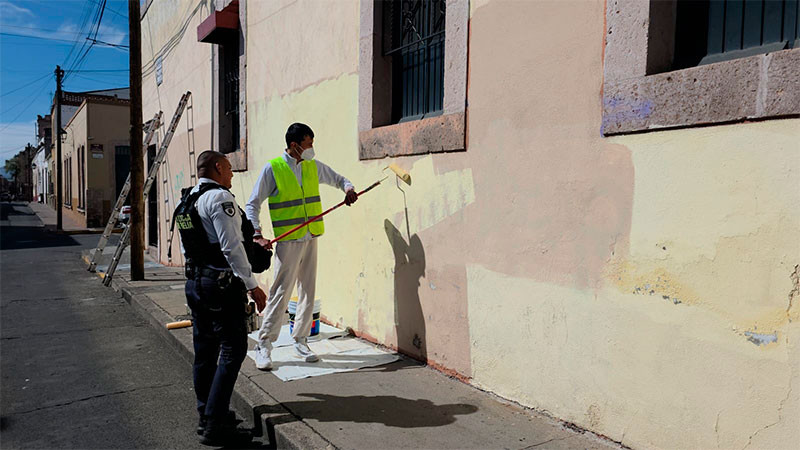 "Spaguetti" comienza a borrar y reparar las pintas que realizó en el primer cuadro de la ciudad de Morelia, Michoacán  
