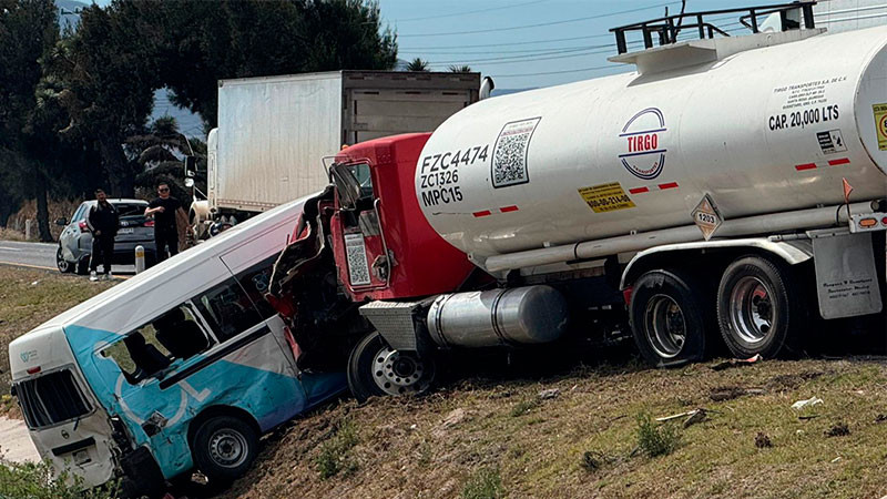 Se registra aparatosa carambola en la autopista 57 Querétaro-San Luis Potosí; una persona resultó con lesiones leves 