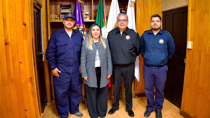 Dayana Pérez Mendoza da la bienvenida al nuevo Capitán de Puerto de Zirahuén 